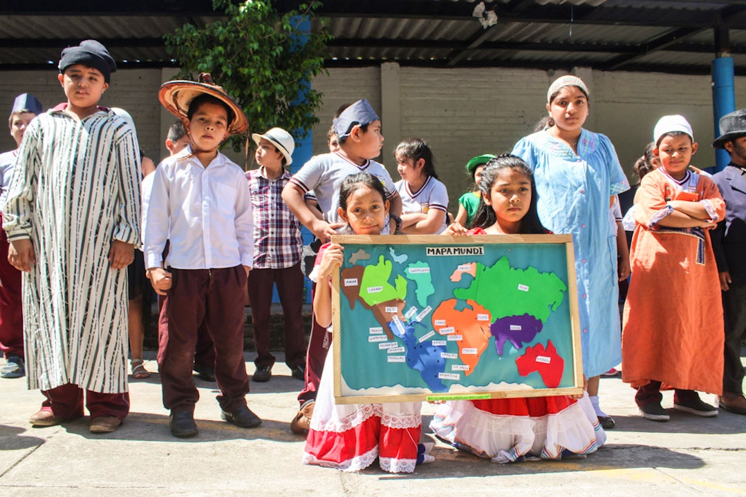 萨尔瓦多队庆祝活动包括了大人和孩子们