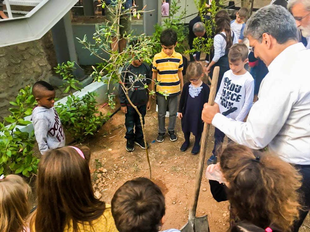 برگزار ی جشن دویستمین سالگرد در یکی از محلات یونان 