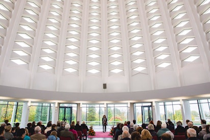 اجرای موسیقی کر در مراسم جشنهای دویستمین سالگرد در معبد  بهائی آلمان
