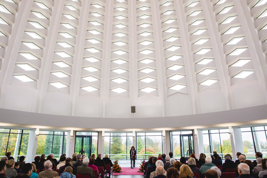 اجرای موسیقی کر در مراسم جشنهای دویستمین سالگرد در معبد  بهائی آلمان