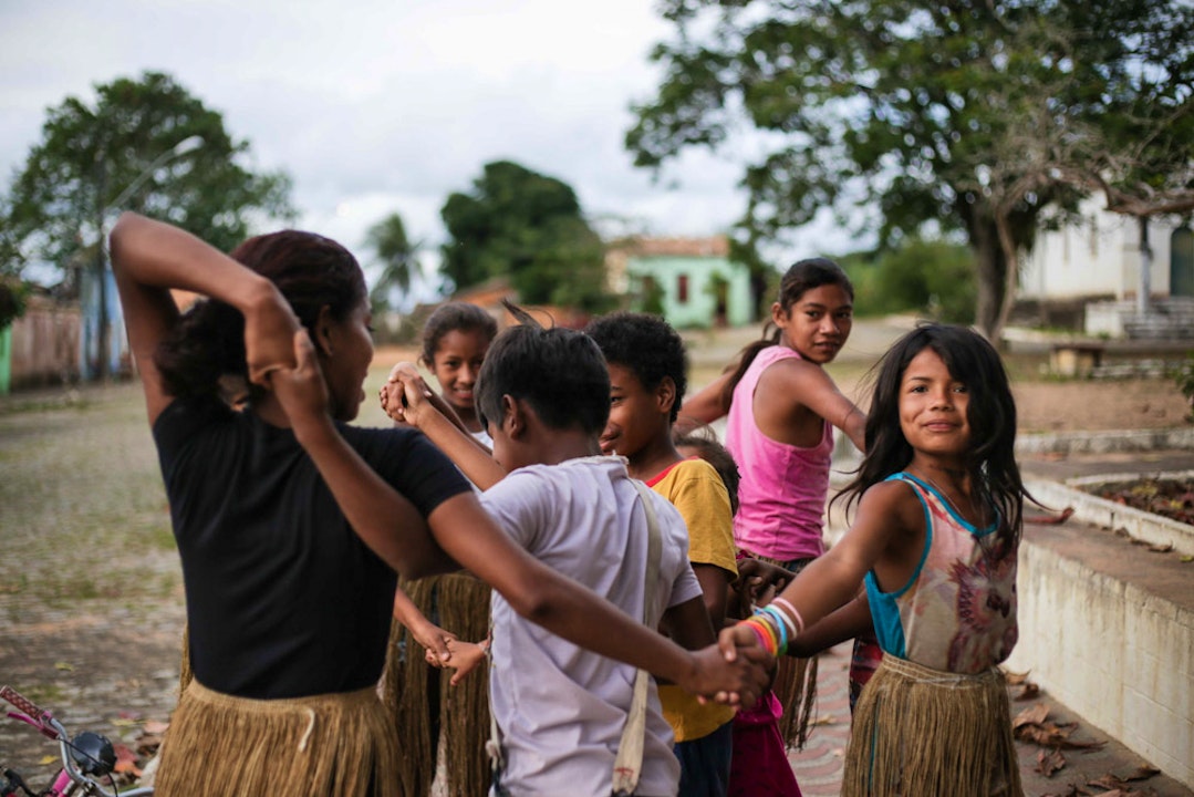 Clase de niños y grupo de prejóvenes en Kiriri, Brasil