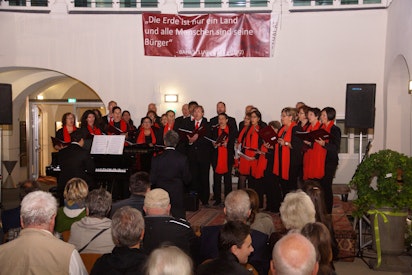 合唱团在两百周年纪念表演“Schwinge Dich Auf”