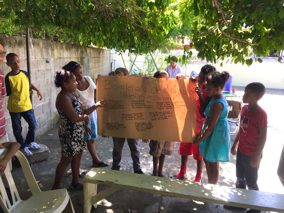 Jóvenes en la República Dominicana escriben poesías y canciones sobre Bahá'u'lláh