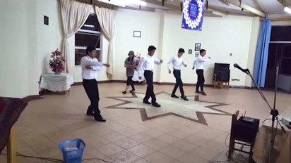 Jóvenes en Cochabamba, Bolivia, realizan una danza 