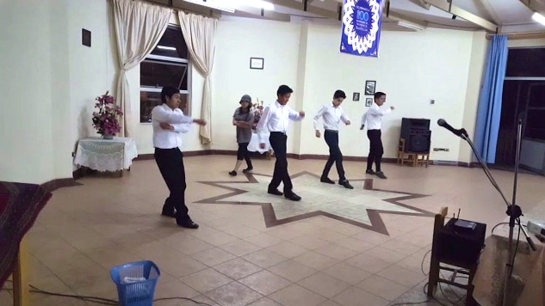 Jeunes de Cochabamba, Bolivie, présentent une danse