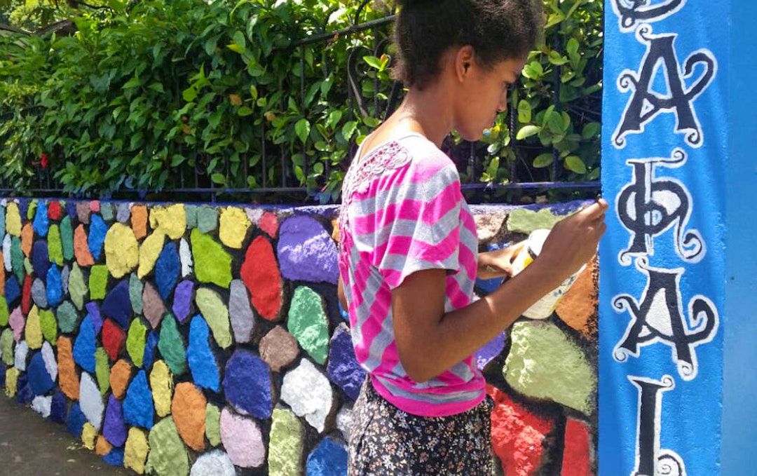 Comunidad se reune alrededor de un mural pintado para el bicentenario 