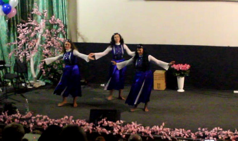 Vladivostok Bahá’ís celebrate bicentenary with neighbours and friends