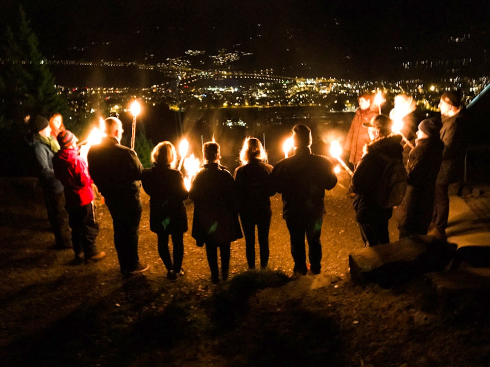 Des flambeaux allumés dans les montagnes norvégiennes