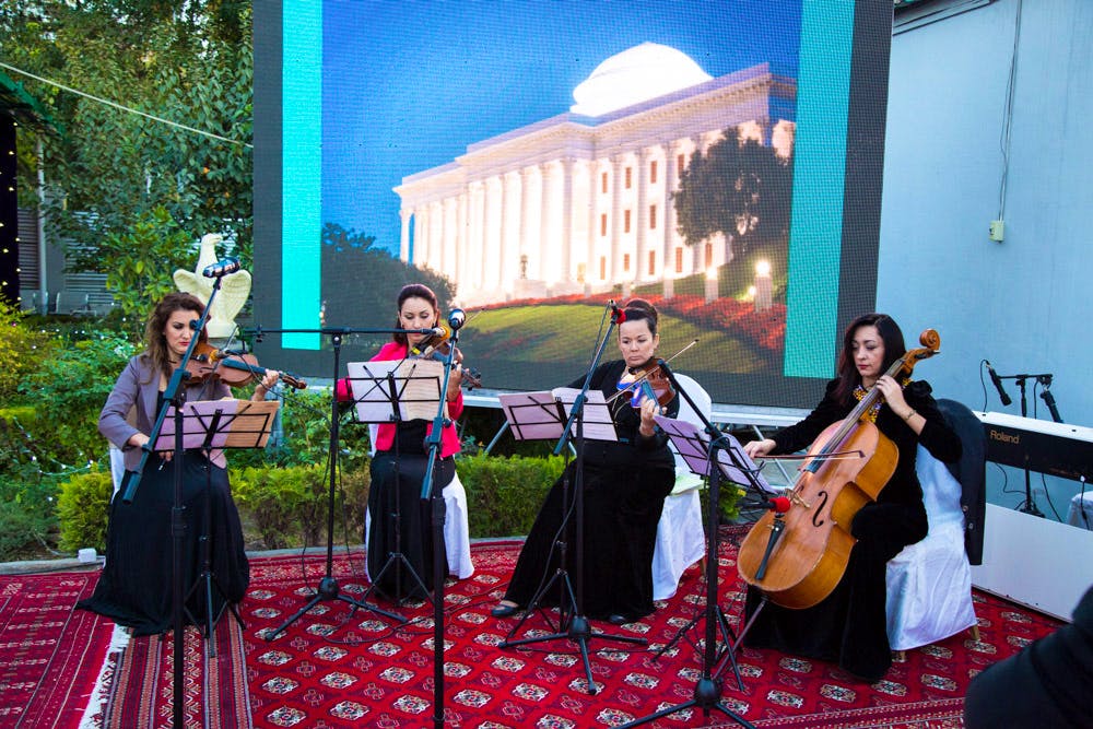 ترکمنستان، برگزاری جشن در عشق‌ آباد