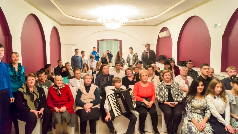 Vladivostok Bahá’ís celebrate bicentenary with neighbours and friends