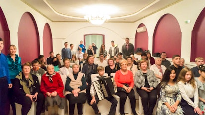 Bahá'ís de Vlaivostok celebran el bicentenario con vecinos y amigos 