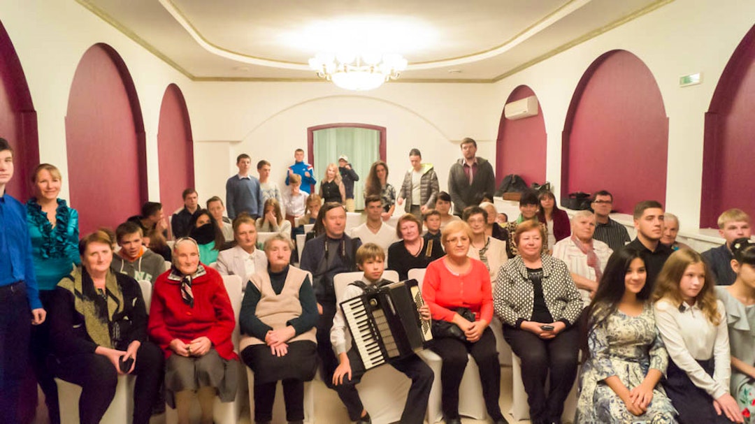 Bahá'ís de Vlaivostok celebran el bicentenario con vecinos y amigos 
