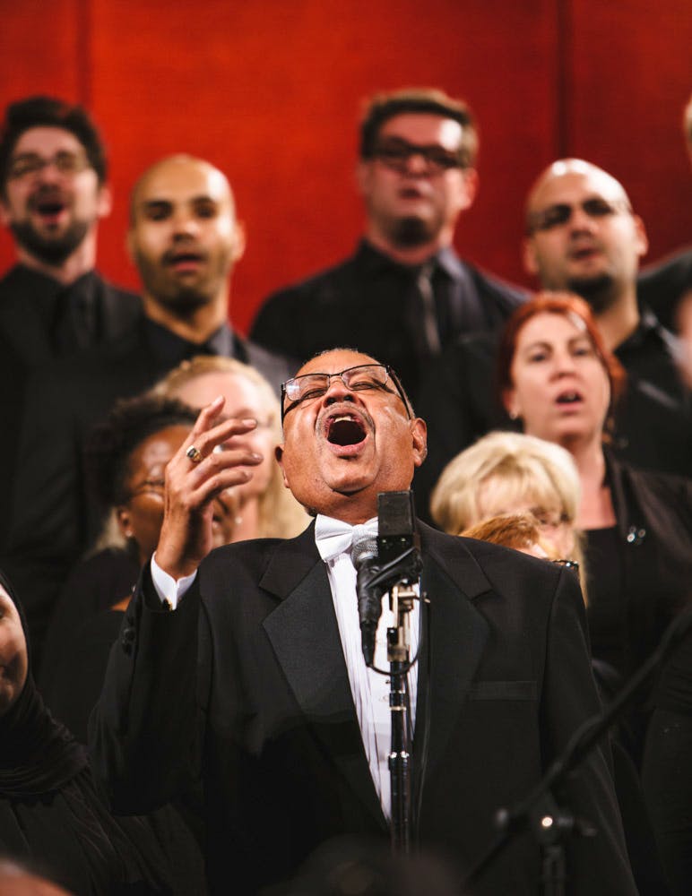 اجرای کنسرت توسط ارکستر و گروه کر در معبد بهائی