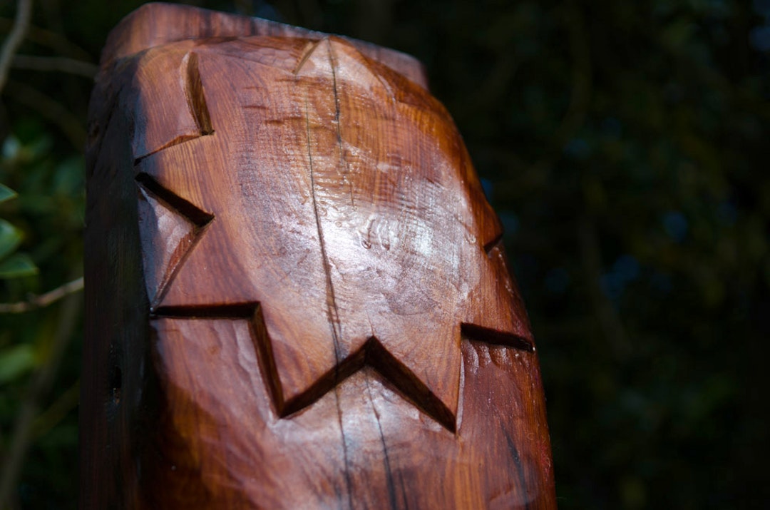 Les fêtes inspirent la sculpture d'un poteau traditionnel maori