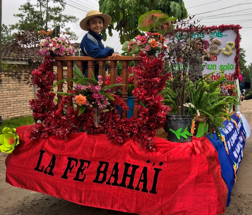 Bahá’ís en Honduras participan en un desfile de flores