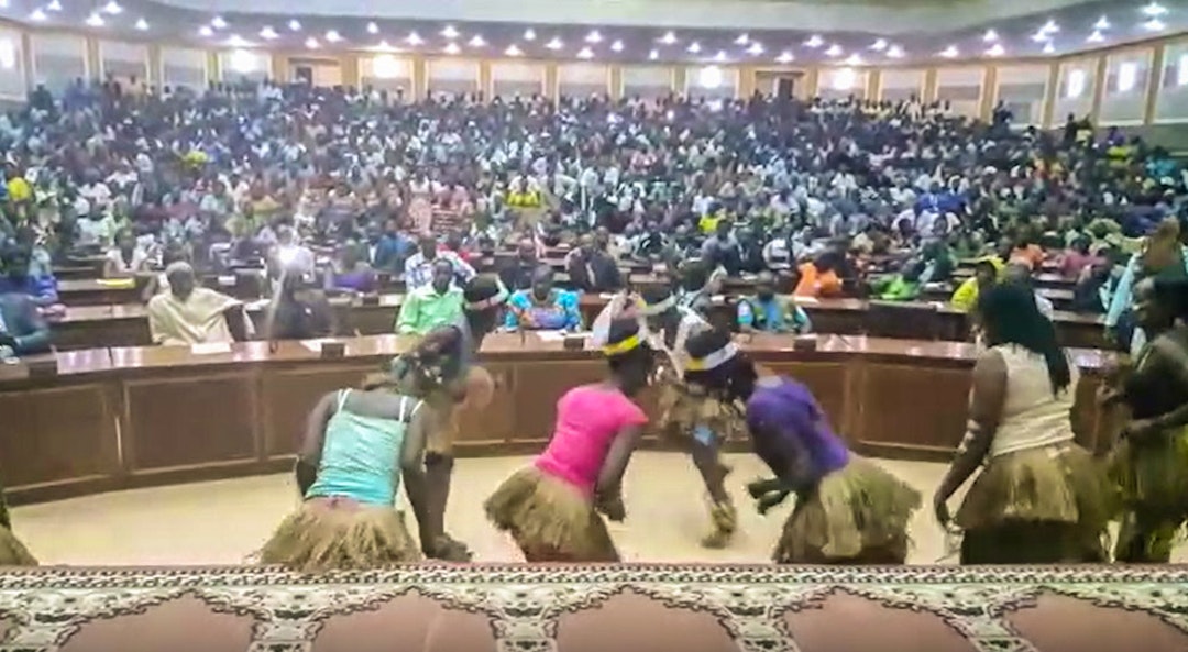 Традиционный танец исполнен в Банги, Центральноафриканская Республика, перед 400 зрителями