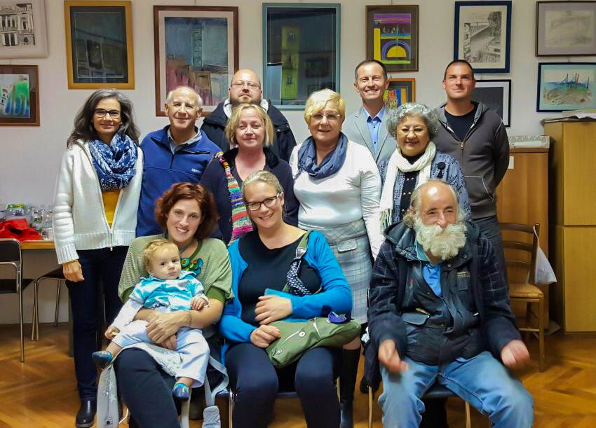 گروهی در رییکا به مناسبت جشنهای دویستمین سالگرد دورهم جمع شدند