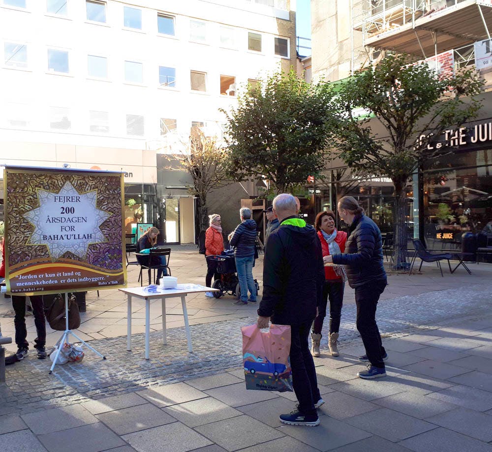 توزیع دویست قطعه کیک